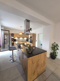 A VISITER !!!

Immo Nordstrooss vous propose en vente une charmante maison individuelle rénovée en 2018 située à INGELDORF sise sur un terrain de +/-5.83 ares avec
Deux entrées complètement individuelle.

La maison s'apprête idéalement
pour combiner une profession libérale ou DEUX Famille avec possibilité de mettre l'appartement en LOCATION.

Construite en 1982, la maison offre une surface de
+/- 278,10 m2 et grand grenier aménageable.

- au rez-de-chaussée:
hall d'entrée/escalier, deux grand garages Box pour deux voiture, espace chaufferie, une cave et 2 emplacements extérieurs.

- au rez-de-jardin Appartement;
hall d'entrée, espace living spacieux avec cheminé donnant vers grande terrasse et très bon jardin clôturé, une cuisine bien équipée/salle à manger avec accès au terrasse et au jardin aussi, une grande chambres à coucher, et salle de douche.

- à l'étage hall d'entrée lumineux, grand living avec cheminé et grande salle à manger, très belle cuisine bien équipée avec accès au balcon, 3 belle chambres à coucher, et salle de douche avec fenêtre.


DISPONIBILITES: à convenir!

SITUATION ET DISTANCES:
INGELDORF, Région Nordstad, centre urbain du Nord du Grand-Duché de Luxembourg.
Le transport public est assuré par les autobus de ligne et divers transports public (Bummelbus, Louis, Adapto,...) ainsi que la ligne ferroviaire.
De plus, toutes les commodités qu'offre la Ville de Diekirch, comme p.ex. médecins spécialistes, pharmacies, commerces locaux, banques, restaurants, centres commerciaux, piscine municipale, musées... depuis Diekirch: - Ingeldorf centre commercial à 3km - Ettelbruck à 6 km - Echternach 30 km - Luxembourg-Kirchberg à 42 km

Pour tout renseignement complémentaire ou information veuillez nous contacter par email info@immonordstrooss.lu ou par Tél: 691 850 805.

Proposition de crédit/financement à taux compétitif auprès des banques Luxembourgeoise incluse dans nos services gratuits.