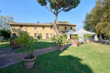 Domaine de prestige avec agritourisme, vignoble Chianti DOCG et piscine à San Miniato (Pise)
Au cœur des collines toscanes, à proximité de San Miniato, superbe domaine de prestige exploité en agritourisme, offrant environ 1.100 m² habitables répartis sur deux bâtiments.
La propriété comprend 11 appartements indépendants (7 deux-pièces, 2 trois-pièces, 1 quatre-pièces et 1 studio), entièrement rénovés dans le respect de la tradition toscane avec poutres apparentes, sols en terre cuite et finitions authentiques.
Implanté sur environ 46 hectares de terrain, le domaine dispose de :

21 hectares de vignoble biologique Chianti DOCG
10 hectares d'oliveraies DOP
Terres agricoles et bois
Parc paysager d'environ 1 hectare avec piscine et espaces détente

Les espaces communs comprennent une élégante salle de petit-déjeuner avec cuisine professionnelle, idéale pour l'organisation d'événements, dégustations et réceptions.
Une dépendance d'environ 80 m² complète l'ensemble, avec potentiel d'agrandissement ou de transformation en logement supplémentaire.
Une propriété rare offrant un fort potentiel touristique et viticole, dans l'un des secteurs les plus recherchés de Toscane.

Contactez-nous pour plus d'informations ou pour organiser une visite :
+352 27 40 30 30 | info@capitis.lu