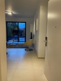 Nous avons le plaisir de vous proposer à la location un bel appartement tout compris (internet, télévision, femme de ménage, draps de bain et de lits...) dans le quartier de Kirchberg.<br><br>Le plus grand atout de ce logement de haut standing est qu\'il est entièrement meublé et équipé. <br><br>Il se compose comme suit:<br>- Cuisine équipée ouverte sur living et salle à manger;<br>- 1 chambre;<br>- Salle de bain;<br>- Balcon d\'environ 7m2; <br>- Buanderie équipée (lave linge/sèche linge);<br>- Garage et cave en option.<br><br>Prix locations :<br>1 mois: 2.500EUR<br>2/6 mois: 2.400EUR<br>> 7 mois: 2.300EUR<br>Parking: 150EUR<br><br>Frais d\'agence à la charge du locataire: 1 mois de loyer + 17% TVA. <br><br>Pour plus de renseignements veuillez contacter l\'agence.<br /><br />Wir haben das Vergnügen, Ihnen eine schöne Wohnung zu vermieten, mit einer Fläche von ca. 43m2, möbliert und komplett ausgestattet, es besteht wie folgt:<br><br>- Offene Küche mit Wohnzimmer und Esszimmer;<br>- 1 Zimmer;<br>- Badezimmer;<br>- Balkon von ca. 7m2; <br>- Ausgestatteter Waschraum (Waschmaschine/Wäschetrockner)<br>- Garage und Keller.<br><br>Einschließlich Nebenkosten (Reinigungsservice, Strom, WLAN, Fernseher usw.)<br><br>Agenturkosten zu Lasten des Mieterteils: 1 Monat Miete + 17% MwSt. <br><br>Für weitere Informationen wenden Sie sich bitte an die Agentur.<br /><br />We are pleased to offer you for rent a beautiful all-inclusive apartment (internet, television, maid, shower towels, bed sheets), in the Kirchberg district.<br><br>The major asset of this high standing flat is that it is entirely furnished and equipped. <br><br>It consists as follows:<br>- Equipped kitchen open to living and dining room;<br>- 1 bedroom;<br>- Bathroom;<br>- Balcony of about 7m2; <br>- Equipped laundry (washing machine/dryer);<br>- Garage and cellar optional.<br><br>Rental prices:<br>1 month: 2.500EUR<br>2/6 months: 2.400EUR<br>> 7 months: 2.300EUR<br>Parking: 150EUR<br><br>Agency fees at the expense of the tenant: 1 month rent + 17% VAT. <br><br>For more information please contact the agency.