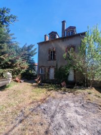 RARE, une EXCLUSIVITE GL PROMOTION sur la commune de TUCQUEGNIEUX 54640. Maison individuelle de +/- 200 m² à rénover entièrement sur 8 Ares de terrain clos et arboré avec garage privatif : 

- Maison de 10 pièces sur 3 étages.

- Pouvant convenir à une famille ou pour un professionnel, possibilité d'y faire 3 logements.

- Garage, parkings, jardin,

- Proches de toutes commodités, collège, arrêt de bus, poste,...

Frais d'agence à charge vendeur. 

Mandat exclusif.

N'hésitez pas à nous contacter pour plus d'informations au 06.24.54.53.96