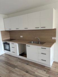 Appartement refait à neuf de Type F2 de 49 m², situé au 1er Etage d'une maison et comprenant : Grande pièce de vie avec coin cuisine encastrée et équipée, Petite buanderie, Chambre, Salle d'eau et WC, CLIM réversible, Grenier, Garage, Jardin avec cabanon
Frais d'agence 500 €