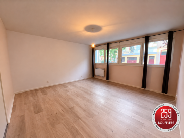 STUDIO LAXOU.  Venez découvrir à LAXOU, proche NANCY, dans une Résidence calme, fermée et arborée dénommée 'JARDIN DES LUMIERES', ce studio situé au rez-de-chaussée, d'une surface de 32m2. Offrant : une entrée, une kitchenette équipée ouverte sur une pièce de vie, un espace de rangement, ainsi qu'une salle de bains avec sèche-serviettes et WC. Système de chauffage individuel électrique. Jardin commun à l'arrière de la copropriété. Idéalement situé, proche de toutes commodités (transports, commerces, écoles). Idéal étudiant, jeune actif ou retraité. Loyer : 395.00 EUR charges comprises (soit 345.00 EUR de loyer + 50.00 EUR de provision sur charges comprenant l'eau froide, l'électricité des parties communes, l'entretien des parties communes, ainsi que la taxe des ordures ménagères). Dépôt de garantie : 345.00 EUR. Honoraires : 352.00 EUR TTC dont 96.00 EUR pour l'état des lieux. Si vous avez besoin d'aide dans votre recherche de logement, votre agence AGENCE DE BOUFFLERS se fera un plaisir de vous aider. www.agencedeboufflers.fr. DISPONIBLE IMMÉDIATEMENT.
Les informations sur les risques auxquels ce bien est exposé sont disponibles sur le site Géorisques : www.georisques.gouv.fr