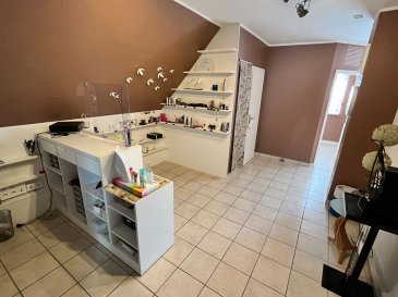 Local professionnel. Gries, local professionnel situé au premier étage d'une maison comprenant un commerce au rez-de-chaussée.
Idéal pour une activité dans le bien être (hors coiffure) ou des bureaux, vous disposerez d'une surface de 77,90m² au sol entièrement carrelée.
Le bien se compose d'une pièce principale, de 3 pièces individuelles, d'une réserve, d'une buanderie ou kitchenette, d'une douche et d'un WC.
Les plus :
parkings extérieurs
clim réversible
alarme
visiophone
possibilité d'installer une enseigne.

Libre de suite.
Visite virtuelle sur demande

Loyer 650€ + 20€ de charges
Honoraires agence à la charge du locataire : 1950€ + 180€ état des lieux
DPE en cours
