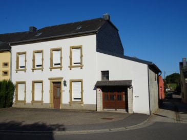 Maison de ferme avec grange et jardin au centre d'Ellange

Le bâtiment a été construit au début du 20ème siècle. Au rez-de-chaussée, il y a une cuisine, un grand salon avec cheminée et accès à la terrasse/jardin arrière, une salle à manger, une buanderie avec cellier, un garage et un toilettes séparées. Au premier étage, il y a 3 grandes chambres et une salle de bain. Le grenier est accessible par un escalier et peut être aménagé après accord avec la commune. Dans le garage, il y a un accès à un petit grenier au-dessus du garage. Sous la maison se trouve une petite cave. Derrière la maison, il y a un petit jardin qui est également accessible par la rue adjacente. Derrière le jardin se trouve une grange qui peut être utilisée comme atelier ou stockage. Devant la maison, jusqu'à 4 voitures peuvent être stationnées.

Ellange fait partie de la commune de Mondorf-les-Bains. Ici, toutes les écoles, magasins et offres culturelles se trouvent dans les environs immédiats. Les liaisons de transport sont très bonnes et la nature avec les célèbres vignes juste devant la porte. La Moselle avec ses nombreuses activités de loisirs est à quelques minutes.