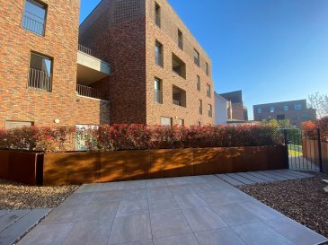 MAGNIFIQUE APPARTEMENT A ROESER 

Appartement neuf et moderne de plain-pied offre 84 m² de surface habitable, une magnifique terrasse privative de 50 m² et un accès direct à un jardin partagé, créant ainsi un équilibre parfait entre intérieur et extérieur. 

Il comprend deux belles chambres à coucher et deux salles de bains élégantes, toutes deux équipées de douches à l'italienne, dont une avec baignoire. 

L'intérieur, lumineux et aéré, est sublimé par une belle hauteur sous plafond de 3,2 mètres et un chauffage au sol, une cuisine contemporaine entièrement équipée, comprend des appareils haut de gamme AEG, un grand four, un micro-ondes et un îlot central épuré avec cave à vin intégrée et hotte aspirante BORA de qualité supérieure. 

Parmi les autres atouts, citons deux places de parking en sous-sol, une cave privative, une buanderie séparée et un ascenseur. 

Idéalement situé face à la gare de Berchem, l'appartement bénéficie d'une excellente desserte, d'un parking public gratuit à proximité et de la proximité des écoles et des commerces. 
Situé dans une résidence neuve, ce bien représente une opportunité rare d'acquérir un logement de grande qualité dans un emplacement privilégié.
Toutes les commodités (commerces, restaurants, médecin, pharmacie...) dans un rayon de 10 km.

Pour plus de renseignements ou une visite (visites également possibles le samedi sur rdv), veuillez contacter le 691 850 805. 

Proposition de crédit/financement à taux compétitif d'une banque luxembourgeoise incluse dans nos services gratui