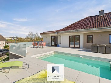 Située à Gonderange, dans la commune de Junglinster, cette magnifique maison individuelle, construite en 1990 et entièrement rénovée en 2024, est plein de charme. Dans un village paisible, elle offre un cadre de vie exceptionnel avec une surface totale de ± 391 m² dont ± 228 m² habitables sur un terrain de 8.01 ares. Exposée sud-ouest, la maison bénéficie d'une lumière naturelle abondante et d'une vue dégagée. 

Elle se présente comme suit : 

Au rez-de-chaussée, le hall d'entrée de ± 9 m² dessert un vaste séjour / salle à manger de ± 80 m² (avec une cheminée) et sa cuisine ouverte entièrement aménagée ; deux chambres de ± 11 m² avec une salle de bain de ± 4 m² (double lavabo et baignoire et sèche-serviettes) ; une 3ème chambre de ± 12m² avec placards intégrés et sa salle de douche ensuite (double vasque, douche à l'italienne, WC st sèche serviettes) ; un wc séparé de ± 2 m². Le coin vestiaire bénéficie d'un placard intégré. 

L'ensemble du séjour donne directement accès à une terrasse de ± 137 m², parfaite pour les moments de détente ou de réception en extérieur avec une piscine et un jardin de ± 600 m². 

Le 1er étage comprend en suite un bureau de ± 17 m² ainsi qu'une chambre de ± 13 m² et une salle de douche de ± 4 m² (avec lavabo, douche et wc). 

Au sous-sol, le hall de ± 10 m² mène à une chambre de ± 13 m², une salle de douche de ± 3 m² (avec lavabo, douche et wc), une salle multifonction de ± 32 m² actuellement aménagée en salle de sport, une buanderie de ± 13 m² avec accès direct au jardin, une chaufferie de ± 13 m² ainsi que deux garages de ± 27 et 110 m² offrant la place pour 6 véhicules. 

Détails complémentaires : 

Côté confort, la maison est équipée d'une chaudière au mazout Buderus, datant de 2014, d'un chauffage par radiateurs et de volets électriques avec des fenêtres à triple vitrage, assurant une excellente isolation thermique et acoustique. 

La cuisine moderne est équipée d'une cuisinière à induction, d'un four, d'un four à micro-ondes, d'un frigo/congélateur, d'une hotte aspirante, d'un lave-vaisselle, ainsi que d'un îlot central, le tout dans un espace de cuisine bien pensé avec des meubles et un plan de travail de qualité et une cave à vin. 

Cette maison est idéalement située, à proximité de toutes les commodités : transports en commun, écoles, crèches, commerces, restaurants, ainsi que des infrastructures sportives et des espaces de loisirs tels que des pistes cyclables et des parcs de jeux. Les connexions autoroutières sont également à proximité, facilitant les déplacements. 

Avec un passeport énergétique 