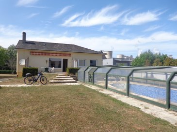 Thionville Garche F6 sur 17 ares. A Thionville Garche, Maison individuelle, au calme, sur 17 ares avec piscine couverte. <br>Comprenant salon séjour de 40 m² avec accès terrasse et jardin, cuisine indépendante, quatre chambres parquetées (10,40, 12,40 , 12,50 et 14,70 m²), sdb ( douche et baignoire ) et wc individuel. <br>Un sous sol complet avec garage ( porte motorisée), pièce chauffée et différentes caves. <br>Car port, puits, volets motorisés.... <br>Travaux à prévoir ( cuisine, électricité, liner piscine, DPE G, rafraichissement)<br>IMMODM 03 82 57 31 87<br><br>Honoraires inclus de  3.18%  à la charge de l\'acquéreur. Prix hors honoraires 377 000 €. Classe énergie G, Classe climat G Logement à consommation énergétique excessive. La loi impose que le niveau de performance énergétique (DPE) du bien immobilier, actuellement de classe G, soit compris, à compter du 1er janvier 2028, entre la classe A et la classe E. Montant moyen estimé des dépenses annuelles d\'énergie pour un usage standard, établi à partir des prix de l\'énergie de l\'année 2021 : entre 3090.00 et 4220.00 €. Les informations sur les risques auxquels ce bien est exposé sont disponibles sur le site Géorisques : georisques.gouv.fr. <br>