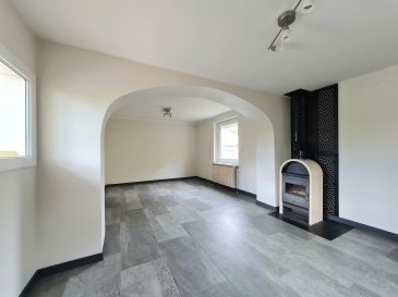 Maison entourée d'un terrain arboré, composée au rez-de-chaussée d'une entrée, d'une cuisine équipée, d'un salon-séjour, de 2 chambres, d'une salle d'eau et de WC séparés. A l'étage, 2 chambres, bureau attenant et un 2ème WC.
Garage et stationnement à l'avant de la maison.
Chauffage fuel et poêle à bois.