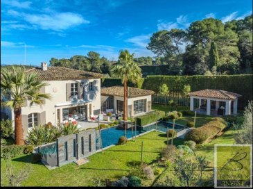 Villa d'exception au coeur du domaine Notre-Dame de Vie à Mougins

Mougins, Côte d'Azur, 1 870 m² de terrain, 4 chambres, Piscine 12 m, Double garage, Pool house

Située au coeur du prestigieux secteur Notre Dame de Vie à Mougins, à seulement quelques minutes du village et à proximité immédiate du parc naturel de la Valmasque, cette élégante villa néoprovençale bénéficie d'un environnement résidentiel particulièrement recherché.
Implantée au sein d'un petit domaine fermé et sécurisé, la propriété profite d'un cadre calme et verdoyant, au milieu de villas de standing, tout en offrant un accès rapide aux principaux axes routiers, à Cannes et à l'ensemble du bassin azuréen.

Une propriété élégante dans un environnement privilégié

Édifiée sur un terrain plat de 1 870 m² entièrement clos, la villa est entourée d'un jardin paysager soigneusement aménagé.

Le terrain accueille notamment de nombreux sujets méditerranéens : oliviers, pins, palmiers, cyprès, lauriers ainsi qu'une quinzaine d'arbres fruitiers. Plusieurs espaces engazonnés, terrasses et cheminements piétons composent un extérieur conçu pour profiter pleinement du climat de la Côte d'Azur.

La propriété dispose d'une grande piscine de 12 mètres de longueur, complétée par un espace petit bain, ainsi que d'un pool house de 30 m² aménagé en cuisine d'été, équipé notamment d'un réfrigérateur, d'un chauffe-eau et d'un barbecue.

Une villa familiale de caractère
La villa, construite sur un rez-de-jardin et un étage partiel, offre une distribution fonctionnelle et confortable.
Au rez-de-jardin :
Hall d'entrée avec rangements
Toilettes invités
Buanderie
Première suite avec placards, salle de bains et WC
Salon
Salle à manger / bibliothèque
Cuisine équipée

À l'étage :
Palier
Deuxième suite avec salle de bains, dressing et WC
Chambre supplémentaire avec salle d'eau et WC
Quatrième chambre avec salle d'eau, dressing et WC

La propriété offre ainsi quatre chambres, dont plusieurs suites, permettant d'accueillir confortablement famille et invités.

Prestations et équipements :
La villa bénéficie de prestations adaptées à une résidence principale comme à une résidence secondaire de standing :
Climatisation réversible gainable
Chauffage électrique
Cheminée au gaz
Cuisine équipée
Sols en pierre et parquet massif
Parquet massif de forte épaisseur
VMC simple flux autoréglable
Deux chauffe-eau de 300 litres
Alarme volumétrique
Vidéosurveillance
Réseau RJ45 dans les pièces
Parabole et réception satellite
Volets battants en bois
Huisseries bois double vitrage
Faux plafonds avec spots encastrés

La propriété dispose également de 16 panneaux photovoltaïques, permettant notamment de contribuer à l'alimentation du système de climatisation réversible.

Un forage alimente le système d'arrosage automatique et le goutte-à-goutte de l'ensemble du jardin ainsi que les toilettes de la villa.

Dépendances et stationnement :
La propriété bénéficie d'un double garage indépendant permettant le stationnement de trois véhicules, ainsi que d'un pool house de 30 m² aménagé en véritable cuisine d'été.
L'accès privatif est sécurisé par un portail en fer forgé à double battant. La voie d'accès est traitée en béton désactivé et pavée, avec éclairage automatique.

Une localisation recherchée
La propriété bénéficie d'une situation privilégiée dans l'arrière-pays cannois, à proximité du village de Mougins et du parc naturel de la Valmasque.
Les principaux axes et pôles d'intérêt sont rapidement accessibles :
Autoroute A8 ? échangeur Cannes-Mougins : environ 5 km
Cannes : environ 9 km
Gare SNCF de Cannes : environ 9 km
Aéroport de Cannes-Mandelieu : environ 12 km
Aéroport international Nice Côte d'Azur : environ 22 km

Le secteur, à dominante résidentielle, est composé principalement de propriétés de bon et grand standing et bénéficie d'une forte attractivité auprès d'une clientèle recherchant calme, intimité et proximité de Cannes.

Un cadre de vie privilégié sur la Côte d'Azur
Cette propriété réunit les caractéristiques recherchées d'une villa familiale à Mougins : environnement résidentiel préservé, vaste terrain paysager, piscine, espaces extérieurs, quatre chambres, dépendances et proximité de Cannes.

Une propriété particulièrement adaptée à une clientèle recherchant une résidence principale ou secondaire dans l'un des secteurs résidentiels les plus prisés de l'arrière-pays cannois.