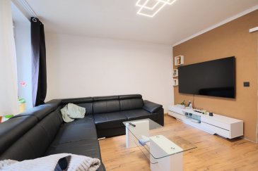 Diekirch Vente  - Maison     560 000 € L'agence Chaves vous présente cette maison mitoyenne au centre de Diekirch.
Cet bien, qui a des travaux de finition et rénovation à prévoir, est composé comme suit:
Cave et chaufferie (pellets de l'année 2021) au sous-sol
Au rez-de-chaussée:
- Entrée + salon
- Cuisine équipée et séparée + salle à manger
- salle de douche + buanderie
Au 1er étage:
- 2 grandes chambres à coucher (sol en parquet)
- belle salle de douche année 2022
- grande terrasse de 25m2 
Au 2ième étage: à finaliser
- 1 chambre à coucher + salle de douche/bain
- 1 chambre à coucher
De plus:
- garage pour 1 voiture + Moto + vélos
- canalisation et électricité refait en 2022
 ---------- 
Die Agentur Chaves präsentiert Ihnen dieses Reihenhaus im Zentrum von Diekirch.
Diese Immobilie, die einige Abschluss- und Renovierungsarbeiten zu erwarten hat, setzt sich wie folgt zusammen:
Keller und Heizraum (Pellets aus dem Jahr 2021) im Untergeschoss.
Im Erdgeschoss:
- Eingang + Wohnzimmer
- Separate Einbauküche + Esszimmer
- Duschraum + Waschküche
Im ersten Stock:
- 2 große Schlafzimmer (Parkettboden)
- schönes Duschbad Jahr 2022
- große Terrasse von 25m2
Im 2. Stock: noch nicht fertiggestellt
- 1 Schlafzimmer + Dusch-/Badezimmer
- 1 Schlafzimmer
Darüber hinaus:
- Garage für 1 Auto + Motorrad + Fahrräder
- Kanalisation und Elektrizität werden 2022 erneuert
 ---------- 
Agence Chaves presents this semi-detached house in the center of Diekirch.
This property, which has some finishing and renovation work to do, is composed as follows:
Cellar and boiler room (pellets from 2021) in basement
First floor:
- Entrance + living room
- separate fitted kitchen + dining room
- shower room + laundry room
1st floor:
- 2 large bedrooms (parquet flooring)
- beautiful shower room (year 2022)
- large 25m2 terrace
2nd floor: to be finalized
- 1 bedroom + shower/bathroom
- 1 bedroom
In addition:
- garage for 1 car + motorcycle + bicycles
- pipes and electricity redone in 2022