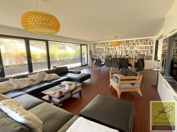 Penthouse d'exception à Neudorf ? Une opportunité rare à ne pas manquer !
Notre agence a le plaisir de vous présenter ce superbe penthouse lumineux, situé dans une résidence de haut standing.

Ce bien unique occupe l'intégralité du dernier étage et bénéficie d'un ascenseur privatif.
Avec une surface habitable de ±180,83 m² et une magnifique terrasse de 87 m², enveloppant l'appartement sur trois côtés et partiellement couverte, ce penthouse offre un confort de vie incomparable.

Agencement du penthouse
(Actuellement composé de 2 chambres, avec la possibilité d'aménager une 3? chambre.)
L'espace de vie principal comprend :
? Un vaste séjour très lumineux grâce aux grandes baies vitrées offrant un accès direct à la terrasse.
? Un espace salle à manger convivial.
? Une cuisine semi-ouverte, entièrement équipée avec des électroménagers haut de gamme (hotte, four, plaque à induction, réfrigérateur et congélateur).
? La terrasse est accessible depuis le séjour, les deux chambres, la salle à manger, la cuisine ainsi que le bureau.

Suite parentale indépendante :
? Chambre spacieuse avec armoire-dressing sur mesure et accès direct à la terrasse.
? Grande salle de bain, équipée d'une baignoire, d'une douche, d'un meuble vasque avec miroir et éclairage intégré, ainsi qu'un accès direct à la terrasse.

Deuxième chambre :
? Chambre avec armoire-dressing sur mesure et accès direct à la terrasse.
? Salle de douche privative, équipée d'une vasque, de meubles de rangement et d'un sèche-serviettes.

WC séparé.

Prestations et équipements
? Terrasse en bois sur toute la surface extérieure, équipée de luminaires et de prises électriques.
? Vidéophone.
? Stores électriques à lamelles orientables.
? Porte blindée.
? Chauffage central au gaz.
? VMC double flux de marque Zehnder.
? Système d'alarme.
? Armoires et dressings sur mesure.
? Ascenseur privatif à clé.
? Système audio intégré avec haut-parleurs dans la cuisine, les chambres, la salle de bain et le WC.

Annexes
? Un emplacement de parking intérieur.
? Cave attenante.

Pour plus d'informations sur cette propriété d'exception ou pour organiser une visite, veuillez nous contacter au 28 77 88 22.
Nous sommes également disponibles pour des visites le samedi afin de mieux convenir à votre emploi du temps.

Notre agence est en recherche active de nouveaux biens à la vente pour répondre à la demande de nos clients acquéreurs.
Si vous envisagez de vendre ou d'échanger votre bien, contactez-nous pour une estimation gratuite et confidentielle.
