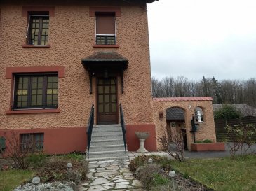 Maison 3 pièce(s) 75.48 m². A 5 minutes de bitche et à 10 minutes de Rohrbach les Bitche
Nous vous proposons cette charmante maison d'habitation de 75m² habitables qui offre en rez de chaussée : salon avec cheminée ouverte sur cuisine, salle de bain avec Wc. 
Le premier étage dispose de 2 chambres à coucher et un Wc. 2eme étage aménageable, sous sol, jardin d'hiver et 2 garages le tout sur un beau terrain aménagé d'environ 950 m². 

Le bien nécessite  un peu de rafraîchissement. 
Contact Nord Sud immobilier à Bitche, Rohrbach les Bitche, Diemeringen et Sarreguemines au 0372640102