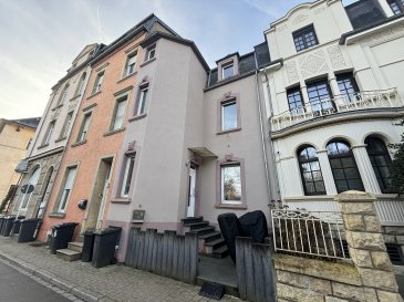 Située dans un quartier exclusivement résidentiel, belle maison disposant de +/- 130 m2 habitables sur 1.31 ares de terrain privatif, comprenant :

Au rez-de-chaussée surélevé :
- Hall d'accueil.
- Wc séparé.
- Cuisine équipée avec accès à la terrasse couverte et au jardin exposé plein Sud.
- Living.

Au 1er étage :
- Hall d'étage.
- 2 chambres à coucher.
- Salle de douche avec Wc.

Au 2ème étage :
- Hall d'étage.
- 3 chambres à coucher.
- Accès aux combles par échelle de service depuis l'une des chambres.

Au 3ème niveau :
- Combles aménageables, charpente isolée.

Au sous-sol :
- Chaufferie et buanderie.
- Sous terrasse aménagée en atelier permettant l'accès de plain-pied au jardin arrière.
- 3 pièces de stockage/rangements.

A l'extérieur :
- Beau jardin clos orienté plein sud.
- Grande terrasse couverte.
- Maisonnette de jardin.

En bon état d'entretien, la maison ne nécessite aucun travail de rénovation.

Quartier tranquille, à proximité immédiate du centre-ville et de toutes ses commodités.