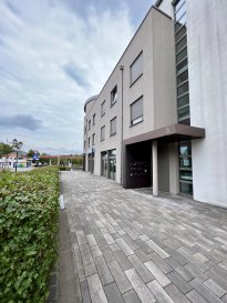 Very nice high-end apartment offering quality amenities and beautiful living spaces / full South-West orientation.

The layout is as follows.

RDC:
- Entrance hall 
- Separate WC with laundry area (space for washing machine and dryer)
- Large living area with fully equipped open kitchen - leading to a beautiful terrace with unobstructed view 
- Bathroom with corner bathtub, shower, sink, and WC
- Large bedroom
- Dressing room

Level -3 / basement:
- 1 large private parking space

- Private cellar 

The whole is located in the highly sought-after district of HOWALD close to all amenities - easy access to public transport, major roads, the Cloche d'Or activity and financial center - strategic location with shopping centers, offices, business centers, restaurants, garages, and much more.