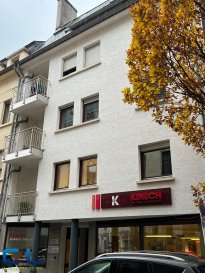 Appartement avec balcon et ascenseur, d\'une surface utile de 50,80 m2. <br>Il comprend un hall d\'entrée avec placard, une cuisine équipée, un salon avec balcon, une chambre à coucher, une salle de douche et une cave. <br><br>L\'appartement est dans un bon état général et se situe dans une rue calme au centre-ville. <br>Libre de suite. <br>Possibilité de louer un parking à 150m !<br><br>Les frais d\'agence sont inclus dans le prix et entièrement à charge du vendeur.