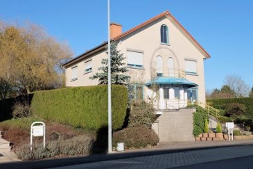 NIEDERANVEN, rue de Mensdorf, maison individuelle libre de 4 côtés, de +-300 m2 sur 7,57 ares de terrain et comprenant : hall d’entrée, vestiaire avec placards, salle de douche avec WC, grand living en L avec feu ouvert, accès terrasses et jardin,  pièce, cuisine équipée avec plan de travail en granit, premier étage : hall de distribution, quatre chambres à coucher avec parquet au sol et placards intégrés, balcon, une salle de douche avec WC et bidet, une salle de bains avec WC et bidet, dernier étage : grande chambre à coucher avec parquet au sol, débarras, une salle de douche avec WC, rez-de-chaussée : un appartement avec sortie privative dans le jardin composé de : living, cuisine équipée, une chambre à coucher avec placards, une salle de douche avec WC, garage fermé pour deux voitures, un débarras, chaufferie avec chaudière à mazout. Alarme, quartier très calme.
Libre à l’acte
Contact et visites : Rosalba MAITRE téléphone : 691 550 189
