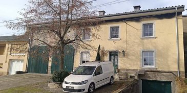 CHARME LORRAIN & PRESTATIONS HAUT DE GAMME - IDÉAL ARTISAN !
COUP DE CŒUR ASSURÉ pour cette superbe maison lorraine de village, entièrement rénovée sur 237 m2 habitables, dont 4 chambres – Terrain 12a97.
N’hésitez pas à venir découvrir cette très belle propriété où le charme de l'ancien rencontre le confort moderne, grâce à une rénovation complète de qualité. 
Située au cœur du village de VELVING (57220), soit à une demi-heure de METZ et de THIONVILLE, cette maison offre un cadre de vie exceptionnel et des prestations rares sur le marché.
•	ESPACES GÉNÉREUX : Profitez d'une importante surface habitable aux volumes harmonieux, idéale pour une vie de famille confortable et conviviale.
•	
•	CONFORT & SÉRÉNITÉ : La toiture est neuve, garantissant une tranquillité d'esprit totale pour de longues années.
•	
•	EXTÉRIEURS D'EXCEPTION : Laissez-vous séduire par des extérieurs parfaitement aménagés, véritables cocons de verdure, propices à la détente et aux réceptions estivales (gloriette, jacuzzi, bassin de poissons, bar extérieur, terrasse en partie couverte).
•	
•	OPPORTUNITÉ ARTISANALE UNIQUE : Un très grand double garage, équipé de deux portes hautes motorisées, complété d'un coin atelier, fera le bonheur d'un artisan ou d'un collectionneur, offrant un espace de travail spacieux et fonctionnel. Cet espace est entièrement doublé sur dalle, sous poutres en lamellé-collé. 
•	
•	DISPONIBILITÉ IMMÉDIATE : Le bien est libre de suite, vous permettant de vous y installer sans attendre.
Côté intérieur, vous retrouverez le cachet de l'ancien mis en valeur par des matériaux de qualité. Chaque pièce raconte une histoire, tout en offrant la fonctionnalité d'une maison contemporaine.
En résumé, c'est la maison idéale pour ceux qui recherchent l'alliance parfaite entre authenticité, espace, modernité et fonctionnalité professionnelle.
Ne manquez pas cette occasion rare ! 
Pour plus de renseignements ou pour une visite, contactez notre agent commercial  : Gérard STOULIG (EI), au 06 03 40 33 55 – agenceabel@gmail.com.
NB : Les frais d’agence sont à la charge du vendeur.