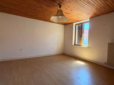 A Manom, Maison à rénover. Au coeur de Manom, rue de la Moselle, cette maison de ville de 111 m² offre une belle opportunité pour les amateurs de rénovation. Édifiée sur un terrain de 1,80 are, elle comprend au rez-de-chaussée une entrée desservant une cuisine, un séjour, une salle de bains avec douche, un WC séparé ainsi qu'une chaufferie. À l'étage, vous découvrirez quatre chambres, dont deux en enfilade, offrant de nombreuses possibilités d'aménagement selon vos besoins. Un garage une voiture et une cour complètent ce bien.
Les informations sur les risques auxquels ce bien est exposé sont disponibles sur le site Géorisques : www.georisques.gouv.fr » 
Contacts :
- Karine Karas : 06 08 31 19 87
- Katia Moriceau : 06 75 66 99 25