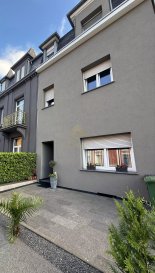Située dans un quartier d’Esch-sur-Alzette, cette maison mitoyenne entièrement rénovée entre 2010 et 2020 propose des volumes généreux et une configuration idéale pour une grande famille ou un investisseur à la recherche d’un bien à haut potentiel locatif. 

La maison est en excellent état général : façade refaite, chaudière récente, toiture nettoyée en 2025.

Rez-de-chaussée :

Dès l’entrée, vous serez accueilli par un hall qui dessert un salon et une cuisine équipée. Ce niveau dispose également de deux chambres confortables, d’un débarras pratique, salle de bain avec douche et d’un WC séparé. 

Premier étage :

Le premier étage se présente comme un espace semi-indépendant. Il comprend une grande chambre avec un coin salon ou bureau, un espace cuisine (actuellement aménagé en kitchenette), ainsi qu’une salle de douche privative. Cet étage est idéal pour un adolescent, un membre de la famille souhaitant un peu d’indépendance.

Deuxième étage :

Le dernier étage offre une configuration similaire au premier, avec une grande pièce pouvant être aménagée en chambre avec salon ou bureau, une salle de douche et une possibilité d’installation d’une kitchenette, offrant un troisième espace de vie indépendant si besoin.

Sous-sol aménagé :

Il comprend une chambre supplémentaire avec une cuisine équipée, une salle de douche, une buanderie, un local technique et donne accès direct à la terrasse extérieure. 

Cet espace est idéal pour un studio indépendant, un espace invité, ou même une activité professionnelle à domicile.

Cette maison offre une flexibilité exceptionnelle grâce à ses différents niveaux aménageables de façon indépendante, tout en conservant le confort d’un foyer familial. Aucun travaux à prévoir – l’ensemble est en excellent état et des installations techniques récentes.
 
 Localisation : proche des écoles, commerces, transports en commun et accès autoroutiers.

 Informations techniques :

Rénovations réalisées entre 2010 et 2020

Façade refaite

Chaudière récente

Toiture nettoyée en 2025

Pour plus d'informations ou pour organiser une visite, n'hésitez pas à nous contacter.

REAL G IMMO vous accompagne dans toutes vos démarches administratifs et financières. Nous réalisons également une ESTIMATION GRATUITE de votre bien.

Les prix s'entendent frais d'agence de 3 % + TVA inclus

 ---------- 
Located in a district of Esch-sur-Alzette, this semi-detached house, completely renovated between 2010 and 2020, offers generous volumes and an ideal configuration for a large family or an investor looking for a property with high rental potential.

The house is in excellent overall condition: facade redone, boiler recently installed, roof cleaned in 2025.

First floor:

As soon as you enter, you'll be greeted by a hallway leading to a living room and fitted kitchen. This level also features two comfortable bedrooms, a practical storeroom, bathroom with shower and separate toilet.

Second floor:

The second floor is a semi-independent space. It includes a large bedroom with a sitting area or study, a kitchen area (currently converted into a kitchenette), and a private shower room. This floor is ideal for a teenager, a family member looking for a little independence, or a flat-sharing arrangement.

Second floor:

The top floor offers a similar configuration to the first, with a large room that can be converted into a bedroom with sitting room or study, a shower room and the possibility of installing a kitchenette, providing a third independent living space if required.

Finished basement :

This includes an additional bedroom with fitted kitchen, shower room, laundry room, utility room and direct access to the outside terrace.

This space is ideal for an independent studio, guest space, or even a home-based professional activity.

This house offers exceptional flexibility thanks to its different levels that can be independently converted, while retaining the comfort of a family home. No work required - the property is in excellent condition, with recent technical installations.
 
 Location: close to schools, shops, public transport and motorway access.

 Technical information

Renovations carried out between 2010 and 2020

New facade

New boiler

Roof cleaned in 2025

For more information or to arrange a visit, please contact us.

REAL G IMMO can help you with all your administrative and financial formalities. We also provide a FREE ESTIMATE of your property.

Prices include 3% agency fees + VAT.