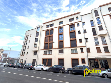 Idéal investisseur.  Bel appartement au dernier étage d'une copropriété sécurisée et avec ascenseur au calme comprenant une pièce principale, une cuisine équipée, une salle de bain - wc et une place de parking privative en souterrain.
 Les informations sur les risques auxquels ce bien est exposé sont disponibles sur le site Géorisques : www.georisques.gouv.fr