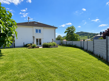 Schönes Einfamilienhaus 
+-130m2 Wohnfläche
-Offener Wohn-Ess-Küchenbereich mit Ausgang zu Terrasse und in den eingezäunten Garten
-3 Schlafzimmer + Büro/Leseecke im Dachgeschoß
-Badezimmer mit Wanne und Dusche
-Gäste WC
-voll unterkellert
-Doppelgarage + Parkmöglichkeiten zb für einen Camper
-Kamin-Entkalkungsanlage-Glasfaser ...