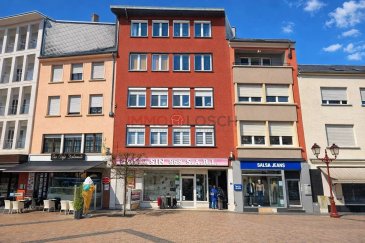 Immo Losch vous propose à la location ce local commercial rare, idéalement situé au cœur de Ettelbruck, dans la Grand-Rue, principale zone piétonne de la ville, à proximité immédiate de l’église.

Bénéficiant d’un emplacement stratégique à forte fréquentation, ce bien offre une excellente visibilité et constitue une opportunité idéale pour développer votre activité dans un environnement dynamique.

Description du bien

Le local développe une surface totale d’environ 300 m², répartie comme suit :

Rez-de-chaussée : 182,75 m²
Sous-sol : 127,25 m²

Les espaces se présentent sous forme de grandes surfaces ouvertes, offrant une grande flexibilité d’aménagement selon vos besoins. Des sanitaires sont déjà en place, facilitant l’installation rapide de votre activité.

L’accès direct depuis la zone piétonne constitue un véritable atout pour capter le flux constant de passants.

Disponibilité

Le local est actuellement occupé et sera disponible à partir de l’été 2026, permettant d’anticiper sereinement votre projet d’implantation.

Un emplacement stratégique

Situé en plein centre d’Ettelbruck, ce local bénéficie :

d’un fort passage piéton
d’une excellente visibilité commerciale
d’un environnement dynamique avec commerces et services à proximité
Idéal pour

Ce bien convient parfaitement pour :

commerce de détail
restauration
bureaux
ou toute activité nécessitant une localisation centrale et visible

Pour plus d’informations ou pour organiser une visite :
Immo Losch
+352 26 53 26 11
info@immolosch.lu

 ---------- 
Immo Losch bietet Ihnen diese seltene Gewerbefläche zur Vermietung an, ideal im Herzen von Ettelbruck gelegen, in der Grand-Rue, der wichtigsten Fußgängerzone der Stadt, in unmittelbarer Nähe zur Kirche.

Mit einer strategischen Lage mit hohem Besucherverkehr bietet diese Immobilie eine hervorragende Sichtbarkeit und ist eine ideale Gelegenheit, Ihr Geschäft in einem dynamischen Umfeld zu entwickeln.

Immobilienbeschreibung

Die Fläche der Lokal beträgt insgesamt ca. 300 m², aufgeteilt in:

Erdgeschoss: 182,75 m²
Kellergeschoss: 127,25 m²

Die Räume sind in Form großer offener Flächen gestaltet, was eine große Flexibilität bei der Einrichtung je nach Bedarf ermöglicht. Sanitäreinrichtungen sind bereits vorhanden, was eine schnelle Einrichtung Ihres Geschäfts erleichtert.

Der direkte Zugang vom Fußgängerbereich ist ein echter Vorteil, um den konstanten Flux an Passanten zu erfassen.

Verfügbarkeit

Das Lokal ist derzeit vermietet und wird ab Sommer 2026 verfügbar sein, so dass Sie Ihr Ansiedlungsprojekt in Ruhe planen können.

Eine strategische Lage

Im Zentrum von Ettelbruck gelegen, profitiert dieses Lokal von:

einem hohen Fußgängerverkehr
einer hervorragenden gewerblichen Sichtbarkeit
einer dynamischen Umgebung mit Geschäften und Dienstleistungen in der Nähe
Ideal für

Dieses Objekt eignet sich perfekt für:

Detailhandel
Gastronomie
Büros
oder jede Tätigkeit, die eine zentrale und sichtbare Lage erfordert.

Für weitere Informationen oder um eine Besichtigung zu vereinbaren:
Immo Losch
+352 26 53 26 11
info@immolosch.lu

 ---------- 
Immo Losch offers for rent this rare commercial space, ideally located in the heart of Ettelbruck, on Grand-Rue, the main pedestrian zone of the city, immediately near the church.

Benefiting from a strategic location with high foot traffic, this property offers excellent visibility and is an ideal opportunity to develop your activity in a dynamic environment.

Property description

The premises has a total area of approximately 300 m², divided as follows:

Ground floor: 182.75 m²
Basement: 127.25 m²

The spaces are presented as large open areas, offering great flexibility in layout according to your needs. Restrooms are already in place, facilitating the quick setup of your business.

Direct access from the pedestrian zone is a real advantage to capture the constant flow of passersby.

Availability

The premises are currently occupied and will be available from summer 2026, allowing you to plan your installation project with peace of mind.

A strategic location

Located in the heart of Ettelbruck, this premises benefits from:

High pedestrian traffic
Excellent commercial visibility
A dynamic environment with shops and services nearby
Ideal for

This property is perfect for:

retail trade
restoration
offices
or any activity requiring a central and visible location

For more information or to organize a visit:
Immo Losch
+352 26 53 26 11
info@immolosch.lu