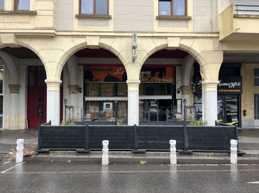 THIONVILLE CENTRE ? MURS COMMERCIAUX LIBRES  
Situés boulevard Foch à Thionville, à proximité immédiate du centre-ville, ces murs commerciaux offrent une configuration particulièrement adaptée à une activité de restauration, brasserie ou bar-restaurant.  
Le local développe environ 182 m² répartis sur deux niveaux :  
? 122 m² en rez-de-chaussée, comprenant les espaces commerciaux et de restauration ;  
? 60 m² à l'étage, permettant d'aménager des espaces complémentaires selon l'activité.  
Les annexes : cuisine bureaux vestiaires et sanitaires développent 118m2  
Le bien bénéficie également d'une terrasse extérieure, soumise à une autorisation communale renouvelable annuellement.  
Son emplacement constitue un véritable point fort avec un parking public gratuit d'environ 1 500 places situé juste en face, facilitant considérablement l'accès et le stationnement de la clientèle.  
Les locaux sont vendus libres de toute occupation et nécessitent un rafraîchissement général, notamment des espaces intérieurs, de la cuisine et de la vitrine. Ils offrent ainsi la possibilité à un futur exploitant de les réaménager selon son concept et ses besoins.  
Licence IV disponible.  
Caractéristiques  
? Emplacement : Thionville centre ? Boulevard Foch  
? Surface totale : environ 182 m²  
? Rez-de-chaussée : environ 122 m²  
? Étage : environ 60 m²  
? Terrasse  
? Parking public gratuit face au local  
? Murs vendus libres  
? Travaux de modernisation à prévoir  
? DPE : F  
Un emplacement intéressant pour un professionnel souhaitant acquérir ses murs et développer son activité au centre de Thionville.  
Renseignements complémentaires et visites sur demande.