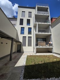 NOUVELLE CONSTRUCTION!!!!  

Magnifique appartement neuf de 96 m2.   
Découvrez ce beau appartement entièrement neuf, jamais habité, idéalement situé à quelques minutes à pied de la gare, offrant un cadre de vie pratique et moderne.   
Ce bien lumineux se compose d'un séjour spacieux avec cuisine ouverte entièrement équipée, trois chambres confortables, ainsi que d'une salle de bain contemporaine aux finitions soignées.  
Chaque espace a été conçu pour allier confort, fonctionnalité et élégance.  
Grâce à sa localisation privilégiée, vous bénéficiez d'un accès immédiat aux transports, commerces, restaurants et toutes les commodités du quotidien.   * Appartement neuf, première occupation  
* 3 chambres à coucher  
* Excellente situation géographique  
* Prestations modernes et de qualité  
* Lumineux et bien agencé  
* Passport énergétique AA  
* Ventilation à double flux  
* Ascenseur  
* Balcon donnant sur cour intérieur  
* À deux pas de la gare  
* Emplacement intérieur de 16,45 m2  
* Cave de 3,6 m2  

Pour tout renseignement complémentaire ou information veuillez nous contacter par email info@immonordstrooss.lu ou par Tél: 691 850 805.  

Proposition de crédit/financement à taux compétitif auprès des banques Luxembourgeoise incluse dans nos services gratuits.