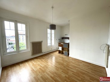 APPARTEMENT DEUX PIECES NANCY SAINT-PIERRE-RENÉ II-BONSECOUR.  Venez découvrir dans un secteur recherché à NANCY, SAINT-PIERRE-RENÉ II-BONSECOURS (rue Lionnois), cet appartement de 2 pièces principales, d'une surface de 31.81m2, situé au troisième et dernier étage d'un petit immeuble en monopropriété. Idéal pour étudiants, jeunes actifs ou professionnels en mobilité. Offrant : une entrée, une kitchenette semi-équipée ouverte sur une pièce de vie (totalisant 16.52m2), une chambre avec placard de 9.97m2 et une salle d'eau avec WC. Système de chauffage individuel au gaz. Idéalement situé entre le centre-ville et le quartier ARTEM, proche de toutes commodités (accès rapide aux transports en commun, commerces, établissements scolaires, centre hospitalier, équipements sportifs, parc...). Loyer : 530.00 EUR charges comprises (soit 475.00 EUR de loyer + 55.00 EUR de provision sur charges comprenant l'eau froide, l'électricité des parties communes, l'entretien des parties communes, l'entretien annuel de la chaudière, ainsi que la taxe des ordures ménagères). Dépôt de garantie : 475.00 EUR. Honoraires : 349.00 EUR TTC dont 95.00 EUR pour l'état des lieux. Si vous avez besoin d'aide dans votre recherche de logement, votre agence AGENCE DE BOUFFLERS se fera un plaisir de vous aider. www.agencedeboufflers.fr. LIBRE LE 04 AOUT 2026.
Les informations sur les risques auxquels ce bien est exposé sont disponibles sur le site Géorisques : www.georisques.gouv.fr