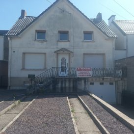 L'agence vous propose cette grande maison de 123m² dans une impasse, au calme, avec un gros potentiel, prévoir des travaux, possibilité de créer 2 appartements.

elle se compose au rdc, d'une cuisine donnant sur un spacieux salon-salle à manger,  2 chambres, 1 WC séparé, 1 salle de bains, 1 buanderie.

A l'étage 2 chambres, 1 grenier, des combles aménageables.

Le chauffage est au fuel, double vitrage PVC blanc

Un sous-sol complet avec un garage, un atelier, 3 caves  des dépendances.

Le jardin est clôturé et arboré.

Le prix est de 107000€ commission d'agence comprise.
