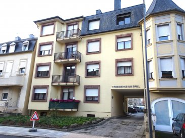 Studio/appartement au centre de Mondorf-les-Bains, situation calme avec vue magnifique

Le bâtiment a été construit en 1989 et est en bon état. Le studio/appartement est situé au 3ème étage (dernier étage), très calme à l'arrière. On y trouve un grand espace de vie avec une niche séparée pour un lit. De plus, il y a une cuisine séparée avec fenêtre, une salle de bain avec douche et un hall d'entrée. Dans le grenier, chaque unité d'habitation dispose d'un espace de rangement, au sous-sol se trouve la cave privée et la buanderie commune. À l'arrière de la maison, il y a un garage fermé.

Mondorf-les-Bains est l'un des endroits les plus recherchés à l'est du pays. On y trouve tous les commerces, écoles, activités sportives et culturelles à proximité. Les transports en commun sont très bons. Le parc thermal et la Moselle avec ses célèbres vignobles invitent à de merveilleuses promenades.