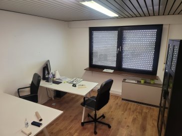 Bureau de +/- 15 m2 situé au centre-ville dans la rue Zénon Bernard é deux pax de la poste. 600,-€/mois charges comprises. Libre de suite. Possibilité de louer un deuxième bureau à coté de +/- 25m2. Pour plus d'infos contacter nous par mail au starlux@pt.lu ou par téléphone au 621 17 60 10.