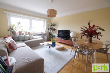 Luxembourg-Bonnevoie, 34, boulevard de la Fraternité, appartement de 52 m2 au 3ème et dernier étage sans ascenseur, comprenant : entrée, salon avec parquet, chambre de 16,5 m2, cuisine séparée équipée de 10 m2, une salle de bains avec toilettes, grande cave au sous-sol, jardin partagé. Appartement actuellement loué.  
Disponible à convenir. Contact et visites : Rosalba Maitre, téléphone : 691 550 189, email : rosalba@parkagence.lu & Arianna GHITTINO, téléphone : 691 205 573, email : arianna@parkagence.lu