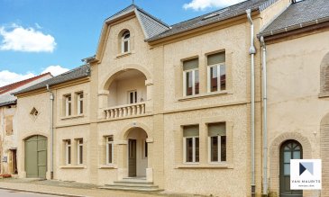 Belle maison datant de 1930 complètement rénovée en 2015 avec des prestations très haut de gamme.
Cette maison est composée comme suit:
 
le hall d'entrée ± 12 m² comprenant un espace rangement sous les escaliers, un wc séparé avec lave mains, salon ± 17 m² avec parquet en chêne au sol, la salle manger séparée ± 18 m² avec parquet en pin au sol et accès à la terrasse bois ± 40 m² orientée sud. La cuisine bien équipée ± 15 m² également avec accès à la terrasse.
Haut plafond , terrazzo au sol.
 
Le premier étage comprend un palier ± 7 m² donnant accès à 2 chambres ± 17 et 18 m² ainsi qu'à une salle de bain moderne avec double lavabos, bidet et wc.
 
L'étage sous les combles est le domaine parental avec un espace de nuit ± 26 m², un espace dressing ± 5 m² ainsi qu'une salle de douche, lavabo et wc comprenant la buanderie (machine à laver et sèche-linge).
 
Généralités:
 
Maison complètement refaite en 2015, tuyauterie, électricité, fenêtres, peinture etc.
Chauffage à pellets,
Emplacement devant la maison
Terrasse orientée sud
Loyer : 2800 €/mois - charges : c. 200€/mois
Garantie bancaire : 2 mois de loyer
Frais d'agence: 3276 € TTC
 
Proche de toutes commodités de Stadtbredimus, écoles, transports publique, commerces de Remich ...

Agent responsable du dossier:  Juha Ahonen
E-mail: juha@vanmaurits.lu
Mobile: (+352) 661 249 476