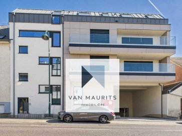 Situé à Mamer, à proximité de toutes les commodités, ce lumineux penthouse avec une magnifique vue dégagée au quatrième (dernier) étage d'une résidence de 4 unités bénéficie d'une superficie de ± 140 m².

Il se compose comme suit : 

Au 4ème étage avec accès direct et privé par l'ascenseur : le hall d'entrée de ± 12 m² avec son vestiaire et WC séparé ; la cuisine ouverte de ± 21 m² et sa réserve de ± 2 m² ; le salon de ± 30 m² avec ses baies vitrées donnant sur la terrasse de ± 28 m² avec une vue splendide ; la chambre principale de ± 17 m² avec sa salle de bain privée de ± 11 m² (comprenant lavabo double, baignoire, douche à l'italienne et WC), deux autres chambres de ± 10 m² chacune séparées par une salle de douche commune de ± 5 m² (comprenant lavabo, baignoire et WC).

Le sous-sol comprend deux places de parking de ± 16 m² et une cave de ± 8 m².

Détails supplémentaires :

- Nouveau penthouse, disponible immédiatement ;
- Matériaux haut de gamme ;
- Cuisine équipée ;
- Passeport énergétique 
