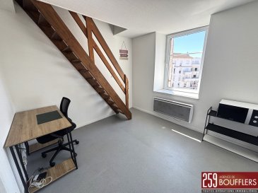 APPARTEMENT MEUBLÉ NANCY LIBÉRATION.  [Studio meublé] Venez découvrir à NANCY, Avenue de la Libération, à quelques pas seulement de la Fac de Lettres, cet appartement meublé de type F1 BIS, d'une surface de 22m2. Situé à l'arrière d'un petit immeuble en copropriété, au 3ème et 4ème étages (duplex), il offre : au premier niveau : une pièce de vie ouverte sur une kitchenette équipée et une salle d'eau avec WC. Au second niveau : une mezzanine aménagée en chambre. Idéal pour étudiants. Système de chauffage individuel électrique. Grâce à son emplacement privilégié et à son ameublement, cet appartement constitue une solution idéale pour un étudiant à la recherche d'un logement pratique, confortable et proche des établissements d'enseignement supérieur du centre de NANCY. Loyer : 405.00 EUR charges comprises (soit 385.00 EUR de loyer + 20.00 EUR de provision sur charges comprenant l'eau froide, l'électricité des parties communes, l'entretien des parties communes, ainsi que la taxe des ordures ménagères). Dépôt de garantie : 770.00 EUR. Honoraires : 242.00 EUR dont 66.00 EUR pour l'état des lieux. Si vous avez besoin d'aide dans votre recherche de logement, votre agence AGENCE DE BOUFFLERS se fera un plaisir de vous aider. www.agencedeboufflers.fr. DISPONIBLE IMMÉDIATEMENT.
Les informations sur les risques auxquels ce bien est exposé sont disponibles sur le site Géorisques : www.georisques.gouv.fr