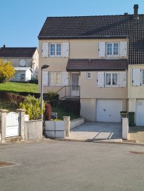 MARSPICH

Proximité axe autoroutier (A31 et A30), commerce et école.

Au calme dans une impasse.

Maison F5 mitoyenne, le tout sur un terrain de 5,16 ares comprenant:

Au Rdc:
Une entrée, une cuisine indépendante, un séjour lumineux avec accès terrasse , un wc, un bureau.

A l'étage:
Un dégagement, une salle de bains (douche + wc), 3 chambres et un cellier.

Un sous-sol complet, comprenant:
Un garage, une cave.

Extérieur:
Terrasse et jardin

Chauffage gaz
Dv PVC

A VOIR RAPIDEMENT