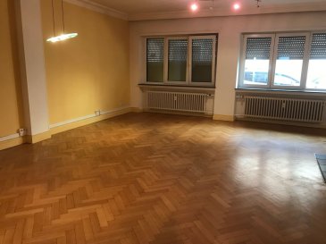 Tempocasa Strassen vous propose ce bel appartement situé dans une petite copropriété en plein coeur de Esch.
Il se compose d'une cuisine indépendante, une chambre à coucher, une salle de bain,  un grand living avec possibilité de faire une deuxième chambre.
L'appartement dispose d'une cave et d'un jardin privatif.
Ref agence :156