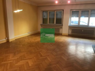 Tempocasa Strassen vous propose ce bel appartement situé dans une petite copropriété en plein coeur de Esch.
Il se compose d'une cuisine indépendante, une chambre à coucher, une salle de bain,  un grand living avec possibilité de faire une deuxième chambre.
L'appartement dispose d'une cave et d'un jardin privatif.
Ref agence :156