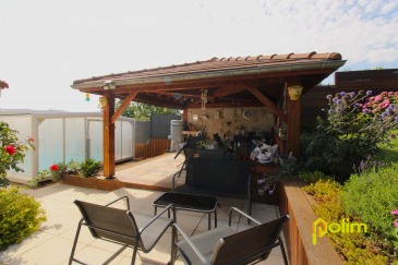 belle maison F6 de 120 m2 sous sol complet , beau jardin clo.  Venez découvrir cette maison rénovée superbement et comprenant une cuisine équipée ouverte sur la pièce de vie, accès direct véranda et jardin, un bureau en mezzanine, 3 chambres, sdbains et wc. Sous-sol complet avec grand garage, cellier, cuisine d'été, salle d'eau, une pièce, buanderie, cave, beau jardin aménagé avec piscine couverte, kiosque, un hangar de rangement avec un stationnement privé supplémentaire.
 Les informations sur les risques auxquels ce bien est exposé sont disponibles sur le site Géorisques : www.georisques.gouv.fr