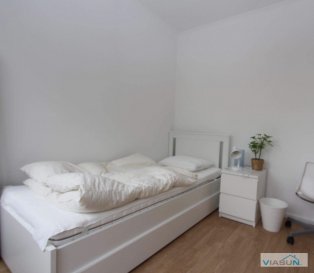 Bellissima Rooms vous propose à la location 3 chambres meublées situées dans un appartement au c½ur de Luxembourg Gasperich, à 5 minutes de la Cloche d\'Or et Bonnevoie et 10 minutes de Luxembourg centre ville. Un arrêt de bus se trouve à 2 minutes de marche de l\'appartement.<br><br>Vous trouverez à proximité de nombreux commerces (pharmacie, boulangerie \
