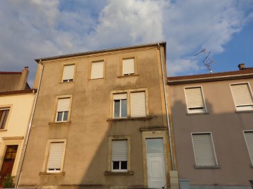 APPART MANOM - F3 - 71.94 m2. Appartement situé au 1 er étage d'une petite copropriété de trois appartements comprenant une cuisine équipée, un salon séjour de 17 m², une chambre de 16 m², une pièce borgne et une salle de bains avec wc. Double vitrage.
Chauffage gaz
Une cave et un jardin complètent le tout.
Disponible début novembre 2025.
Loué avec Loc'avantages, il est soumis aux revenus des futurs locataires , à savoir maximum de revenus ( RFR de 2023) de 23 604 € pour une personne seule / 31 523 € pour un couple, 37 907 € personne seule ou couple avec 1 enfant.
Honoraires d'agence: 600 € .



Honoraires de 600 € TTC  à la charge du locataire comprenant  180 € TTC  pour l'état des lieux. Loyer de base 600 €/mois. Provision sur charges 40 €/mois, régularisation annuelle. Dépôt de garantie 600 €. Classe énergie D, Classe climat D Montant estimé des dépenses annuelles d'énergie pour un usage standard : entre 1174.00 € et 1589.00 € sur les années 2021, 2022 et 2023 (abonnements compris). Les informations sur les risques auxquels ce bien est exposé sont disponibles sur le site Géorisques : georisques.gouv.fr.