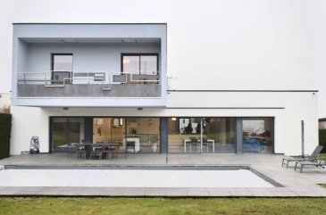 À vendre à Thionville, France : une magnifique villa présentée par Delposen Lot-Am-D. Cette propriété spacieuse est l'endroit idéal pour ceux qui recherchent leur prochain investissement immobilier dans une région prisée.

Détails de la Propriété:
Découvrez cette villa impressionnante de 295 m² comprenant 7 pièces, dont 4 chambres, idéale pour une grande famille. Vous apprécierez ses 2 étages bien agencés avec 2 garages et 2 emplacements de stationnement extérieurs. Le vaste terrain de 8 ares offre un magnifique jardin de 500 m² ainsi qu'une terrasse spacieuse de 50 m², parfaite pour profiter des journées ensoleillées grâce à son exposition plein sud. La villa est également équipée d'une piscine, pour d'agréables moments de détente. La cuisine ouverte, entièrement équipée, satisfera les amateurs de bonne cuisine. La maison est économe en énergie grâce à son chauffage au gaz et son plancher chauffant. En matière de sécurité, elle dispose d'un système d'alarme, assurant tranquillité d'esprit. Avec une classe énergétique C, cette villa assure un équilibre parfait entre confort et économies d'énergie.

Commodités à proximité:
Située dans le quartier paisible de Thionville, la villa bénéficie d'un accès rapide aux établissements scolaires de qualité et aux infrastructures modernes. La région offre une variété de choix pour le shopping et la restauration, ainsi que des parcs et espaces récréatifs pour les loisirs. Vous trouverez également des établissements de santé proches pour vos besoins médicaux. En termes de transport, Thionville est bien desservie, facilitant vos déplacements quotidiens.

Ne manquez pas cette opportunité unique d'acquérir une villa dans l'une des plus belles régions de France. Contactez-nous dès maintenant via le formulaire de contact ou par appel téléphonique pour planifier une visite et vous projeter dans votre futur chez-vous!