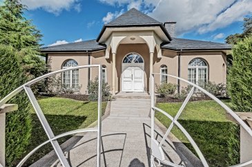 ***sous compromis***sous compromis***sous compromis***sous compromis***Idéalement située à Moutfort, à proximité du Kirchberg et de Sandweiler / Contern.

Superbe villa combinant volumes exceptionnels, finitions soignées et matériaux de qualité.

Elle s'ouvre sur un grand hall d'entrée ± 20 m² donnant accès au salon doté d'un insert moderne et de larges baies vitrées ± 24 m², à une salle à manger séparée ± 26 m², à une cuisine équipée ± 18 m² et un w.c. séparé.

Le hall de nuit s'ouvre sur 3 chambres ±16, 24 et 28 m² ainsi que sur une salle de bains style méditerranée ± 12m² avec baignoire (fonction spa), 2 lavabos, un w.c.,un bidet et sur une salle de douches ± 7 m² avec lavabo simple, w.c. et bidet.

Une terrasse couverte ± 50 m², orientée Est, avec vue sur la forêt, accessible par l'une des chambres.

Au premier étage, sous les combles, une grande chambre avec dressing ± 28 m², une autre chambre ± 10 m² ainsi qu'une salle de douches ± 6 m² avec lavabo simple et w.c.

Espace de rangement / de jeux au dessus de la cage d'escaliers. Possibilité d'aménager cet étage en studio.

Le sous-sol se compose d'une cave de rangement-chaufferie ± 18 m², d'une buanderie ± 25 m² ainsi que d'une salle de douches avec lavabo simple, bidet et w.c. ± 11 m².

Egalement un grand espace pour fêtes / jeux/billard ± 47 m² et un garage pour 2 voitures ± 44 m² (5.56 x 7.9).

Le jardin, joliment arboré et clos, se situe en bordure de forêt, idéal pour jeux d'enfants.

Passage d'une voie ferrée côté Nord mais non dérangeante.
