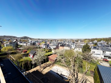 Gros oeuvre fermé realisé, livraison clés en main prévue fin septembre 2026.

Il ne reste encore qu'un penthouse avec vue panoramique, projet « AM DUERF » à Dudelange.

Nous vous présentons ce penthouse d'exception de 150 m², situé aux premier et dernier étages de notre nouveau projet résidentiel AM DUERF, au 7, rue Foxenhiehl à Dudelange.

Ce bien unique se distingue par ses vues panoramiques sur la vallée jusqu'à Leudelange, ses généruses espaces extérieurs et son agencement moderne, idéal pour une famille ou toute personne recherchant confort, élégance et tranquillité.

Disposition Premier étage (espace nuit)
- Suite parentale : 19,84 m²
- Salle de bains attenante : 6,40 m²
- Hall de nuit : 11,16 m²
- Chambre 1 : 14,45 m²
- Chambre 2 : 12,85 m²
- Deuxième salle de bains : 5,45 m²
- Terrasse : 15,00 m²

Disposition Dernier étage (espace de vie)
- Living : 14,85 m²
- Cuisine ouverte / Salle à manger : 27,79 m²
- Hall : 8,30 m²
- Débarras 1 : 0,78 m²
- WC séparé : 1,80 m²
- Débarras 2 : 2,63 m²
- Terrasse : 19,95 m² ? idéale pour profiter des beaux jours

Caractéristiques techniques
- Classe énergétique A-B
- Fenêtres à triple vitrage
- Chauffage au sol avec isolation entre les dalles
- Façade isolante
- Toiture plate isolée

Finitions haut de gamme
- Carrelage Mirage
- Portes intérieures HÖRMANN
- Fenêtres à triple vitrage
- Peintures intérieures au choix de l'acquéreur

Avancement du projet
Les gros oeuvres seront achevés fin février/début mars.
Garantie
- Garantie décennale et biennale fournie par Le Foyer Assurances

À propos de KVAADRAT

KVAADRAT est un promoteur immobilier basé au Luxembourg, reconnu pour son engagement envers la qualité, le respect des délais, et la réalisation de projets à taille humaine. Nous mettons un point d'honneur à livrer des biens fonctionnels, durables et esthétiques, parfaitement intégrés à leur environnement.