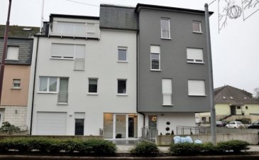 Die Immobilienagentur NIA DOMO bietet ihnen eine Wohnung im Erdgeschoss einer im Jahre 2012 erbauten Wohnanlage. Das Objekt bietet eine Wohnfläche von 82m2, die wie folgt aufgeteilt ist : 
Ein Wohnzimmer von 18m2, eine offene vollausgestattete Markenküche (Siemens Elektrogeräte) mit einer Bar. Ein Essbereich von 14,42m2 vervollständigt das Wohnambiente. Es befinden sich ausserdem 2 Schlafzimmer von 16,2m2 und 8,16m2 in der Wohnung. (Jeder Wohnraum ermöglicht einen Ausgang auf die Terrasse von 30 m2). Bezüglich der Sanitäranlagen findet man ein Badezimmer und ein getrenntes Gäste-WC in der Wohnung.
Zu der Wohnung gehören 1 Garagen-Box von 22,12m2, eine offener Stellplatz und ein Keller von 9,44m2.

L'Agence NIA DOMO vous propose un très jolie appartement au rez-de chaussé d'une résidente construite en 2012. Ce bien se compose ainsi de suite: d'un Living de 18 m2, d'une cuisine ouverte (marque Siemens) avec un bar de 12,5 m2 ,d'une salle à manger de 14,42m2. Dans la surface habitable, on trouve encore deux chambres à coucher de 16,2 m2 et 8,16m2.(Tous les pièces habitables donnent accès à une terrasse de 30 m2). Une salle de bain de 5,75 m2 et un wc séparé complète l'appartement.

L'appartement est équipé des placards intégrés faites sur mesure et des stores d'une haute gamme qui complètent l'image de cet bien.

(Possibilités d'acquérir l'appartement meublé)