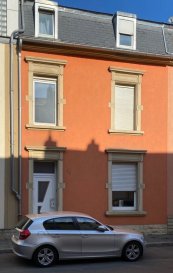 Maison de ville de 1911 mitoyenne un peu à rafraichir, se composant comme suit:

- 6 chambres,
- sdb
- sdd
- grande cuisine équipée
- salon
- cour de 30 m2,

Chaudière, cuisine (8 ans ), toit  (3 ans ).


La maison se trouve à 5 minutes de toutes commodités , écoles , lycée , commerce , soins médicaux.

Libre 6 mois après acte notarié.

Veuillez respecter un nombre maximal de deux personnes pour les visites.
Ref agence :VM0296