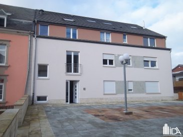 L'Immobilière de l'Attert vous propose en location ce bel appartement situé dans le village de Hovelange, commune de Beckerich.

L'appartement d'une surface habitable de 88,24 m² situé au 1er étage se compose de:

- beau hall d'entrée 
- wc séparé
- salle de douche avec lavabo et wc
- 2 chambres à coucher de +/- 16 et 10 m²
- beau séjour / salle à manger avec coin cuisine équipée.

L'appartement dispose d'une cave et de 2 emplacements de parkings intérieurs.

Loyer : 1 680€
Charges : 250€
Caution : 2 mois de loyer
Frais d'agence : 1 mois de loyer + TVA (partagé 50/50 entre locataire et bailleur)

Ce bien vous intéresse ! 

Merci de remplir le 
