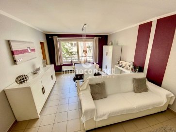 ENGLISH DESCRIPTION BELOW

L'agence Immo Contact vous propose ce bel appartement en excellent état de +/- 72m2 offrant beaucoup de luminosité, situé au 2ème étage d'une résidence en excellent état à Luxembourg-Muhlenbach.

Idéalement situé, proche toutes commodités, transports en communs, écoles, collèges, lycées, universités et services de santé.
Accès au centre ville du Luxembourg en 3 minutes.

L'appartement se compose comme suit:

- Hall d'entrée
- Living avec salle à manger 
- Cuisine équipée Individuelle avec fenêtre
- 2 chambres à coucher
- Salle de bain avec baignoire et WC
- Débarras avec espace pour machine à laver

Dispose également d'un parking intérieur, d'un local à vélos et d'une cave.

Aucuns travaux à prévoir dans la copropriété.

L'appartement est sous bail emphytéotique pour une période d'encore 82 ans.

Pour toutes informations contactez-moi au 621.794.938

Si vous souhaitez estimer votre bien n'hésitez pas à nous contacter au 26.311.992 ou sur info@immocontact.lu

-------------------------------------------------------<br />ENGLISH DESCRIPTION

The agency Immo Contact proposes you this beautiful apartment in excellent state of +/- 72m2 offering a lot of luminosity, situated on the 2nd floor of a residence in excellent state in Luxembourg-Muhlenbach.

Ideally located, near all amenities, public transport, schools, colleges, universities and health services.
Access to the city center of Luxembourg in 3 minutes.

The apartment is composed as follows:

- Entrance hall
- Living room with dining room 
- Individual equipped kitchen with window
- 2 bedrooms
- Bathroom with bath and toilets
- Storage room with space for washing machine

It also has an interior parking, a bike room and a cellar.

No works to foresee in the condominium.

The apartment is under emphyteutic lease for a period of 82 years.

For all information contact me at 621.794.938

If you wish to estimate your property do not hesitate to contact us at 26.311.992 or on info@immocontact.lu