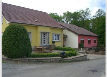 Belle MAISON à louer d’une surface totale de 250 m2 sur un terrain de 5 ares, se composant comme suit :

 REZ-DE-CHAUSSEE :
- hall d’entrée
 - grand living
 - cuisine avec sortie sur terrasse et jardin
 - 1 chambre
- wc séparé. 

 1ER ETAGE :
 - salle de bains
- 4 chambres à coucher.

 SOUS-SOL :
 - garage 2 voitures
 - Douches/WC
 - chaufferie (mazout).

 GRENIER.
